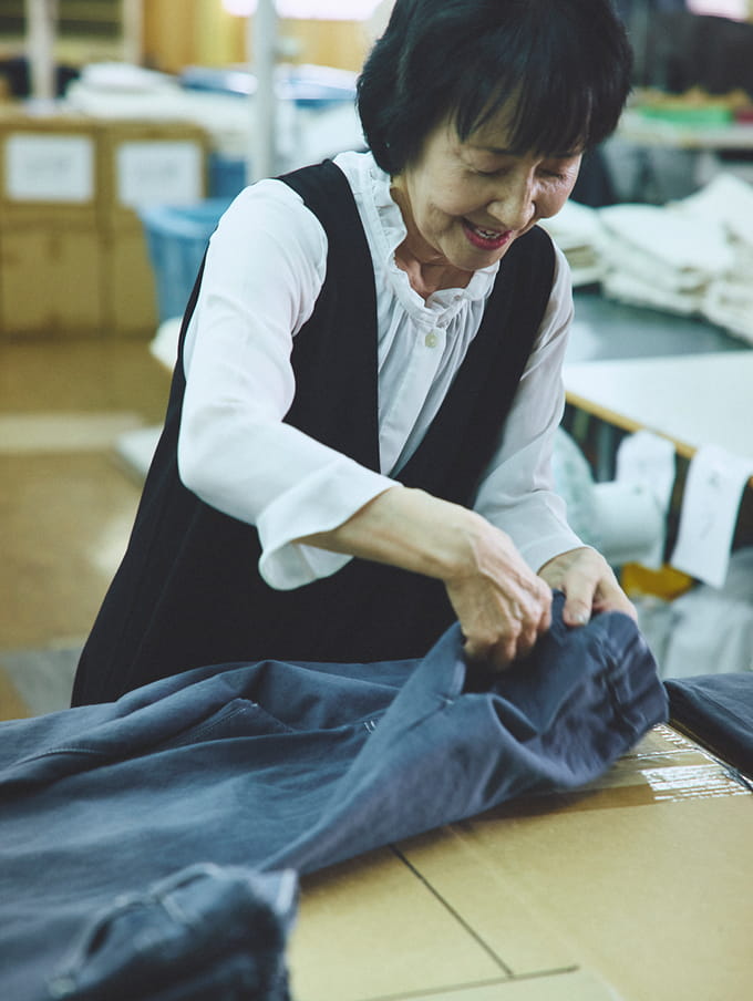 スタッフが衣服の検品を手作業で行っている写真