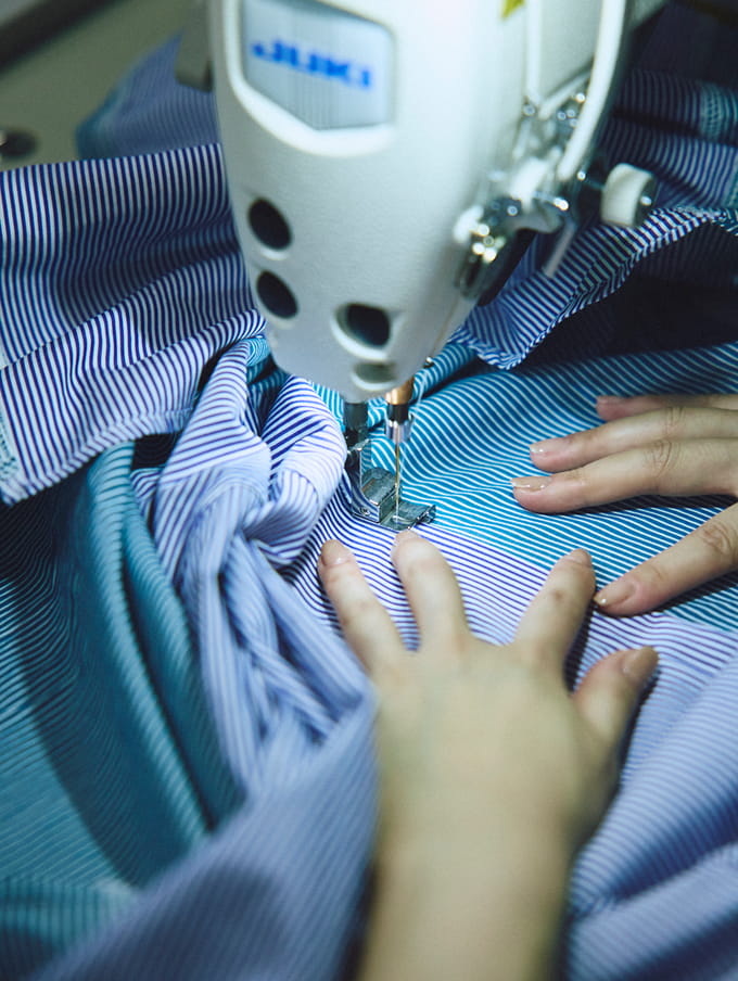 ミシンを使って縫いなおした服を作っている写真