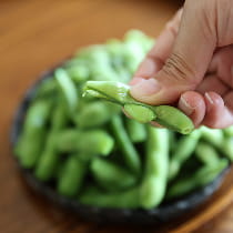 お皿に盛られた枝豆のイメージ画像
