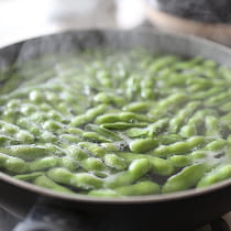 枝豆を茹でている様子のイメージ画像