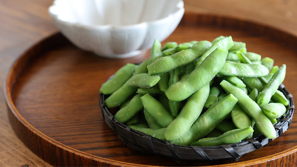 小皿に盛られた枝豆のイメージ画像