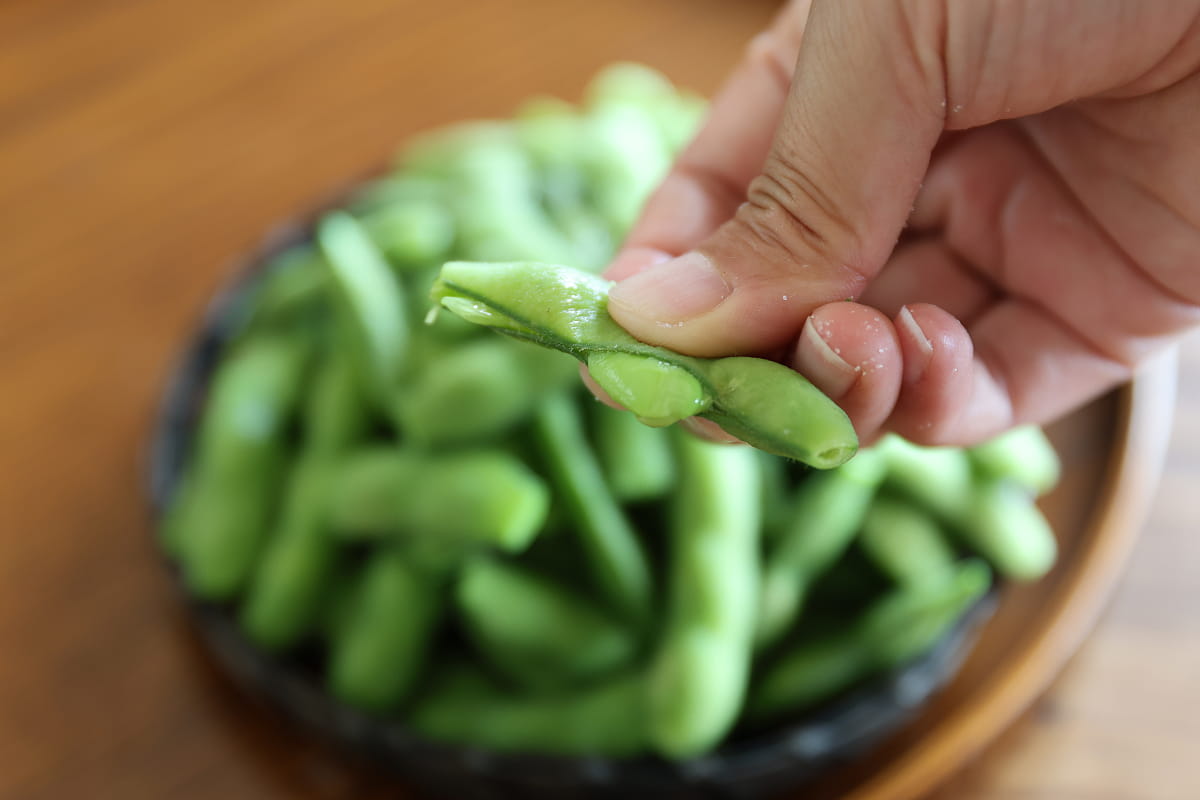 お皿に盛られた枝豆のイメージ画像