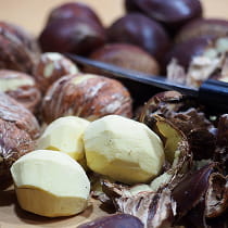 栗の下処理をする様子