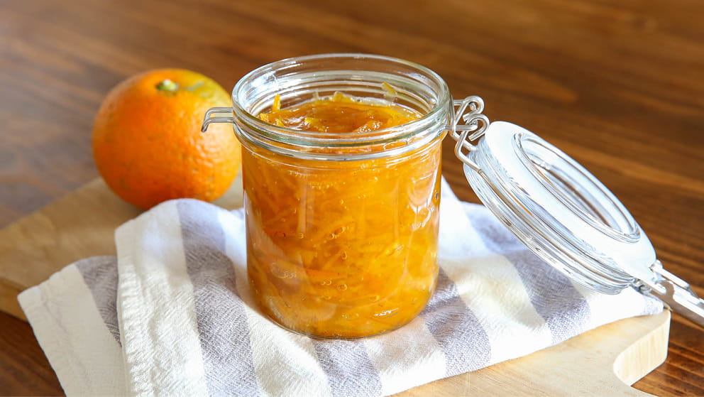 瓶にマーマレードが入っている写真