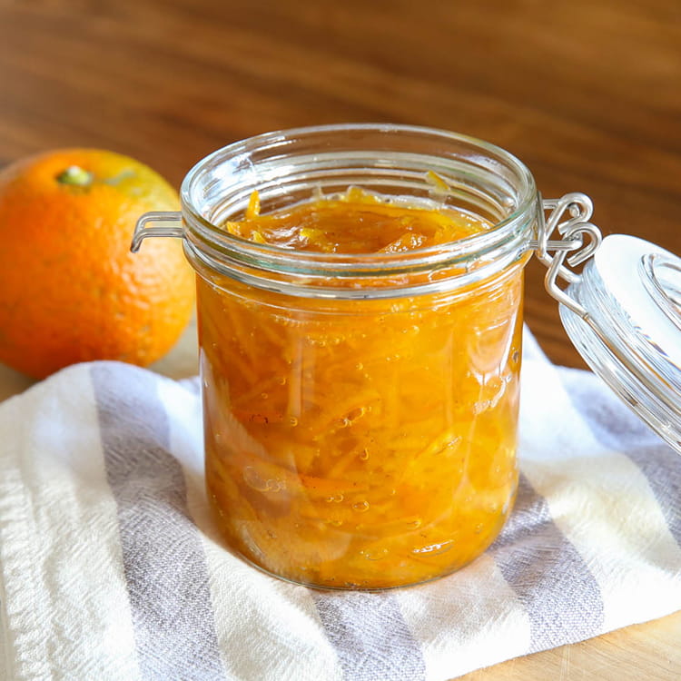 瓶に詰められた手づくりのマーマレードの画像