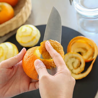 橙の皮を剥く様子