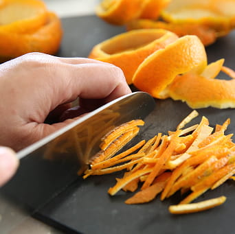 橙の皮を千切りにする様子