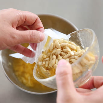 種をお茶パックに詰める様子