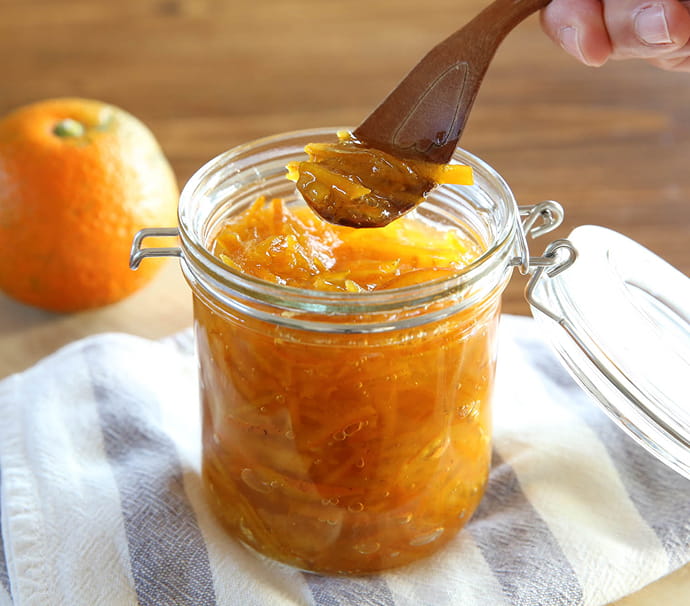 瓶に詰められた手づくりのマーマレードの画像