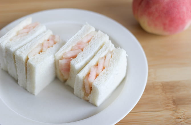くだものが主役「桃のサンドイッチ」