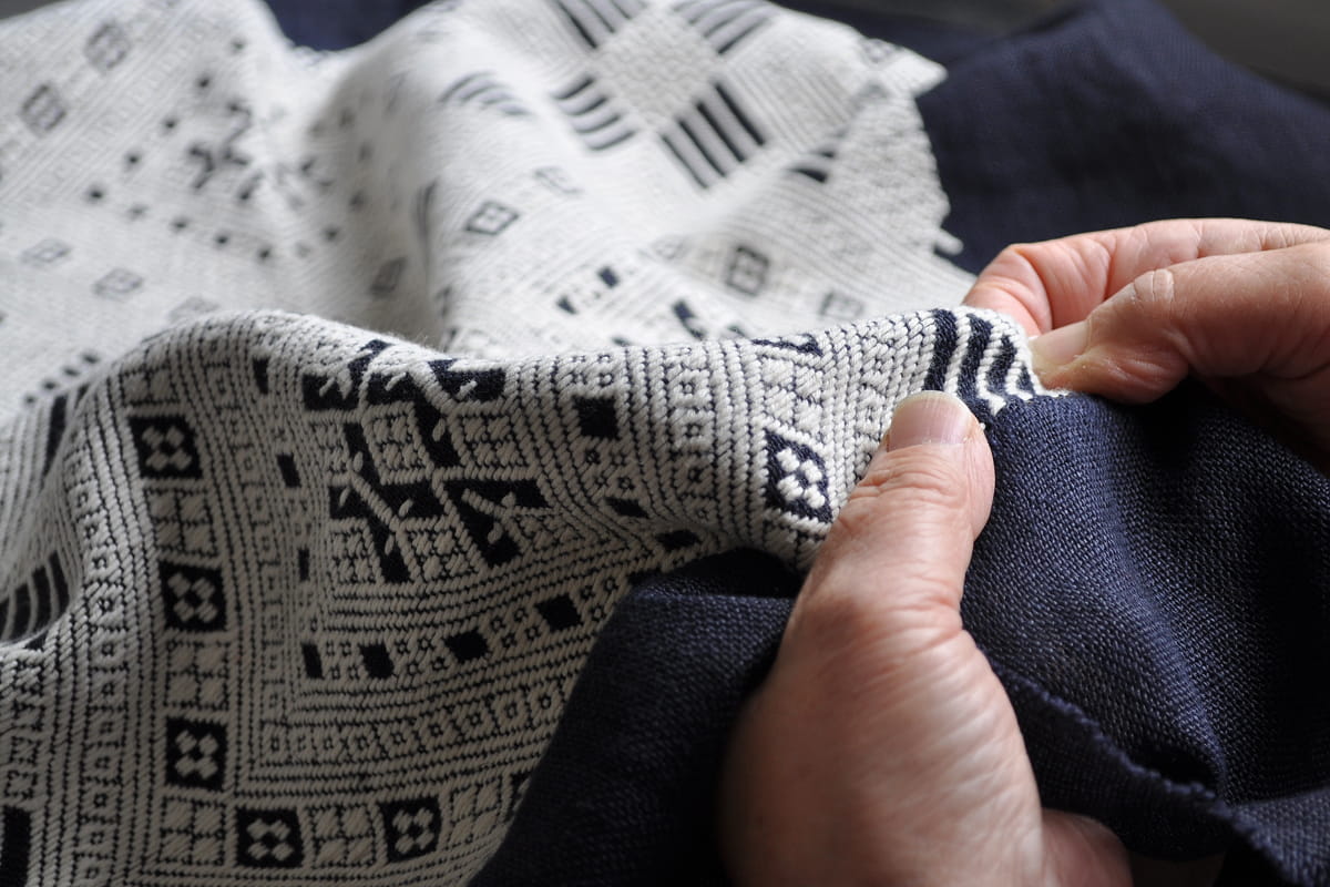 職人が複雑な幾何学模様を刺繍する手もとのようす