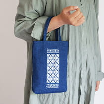 白い刺繍を施した丸型の小銭入2種（緑・紺）