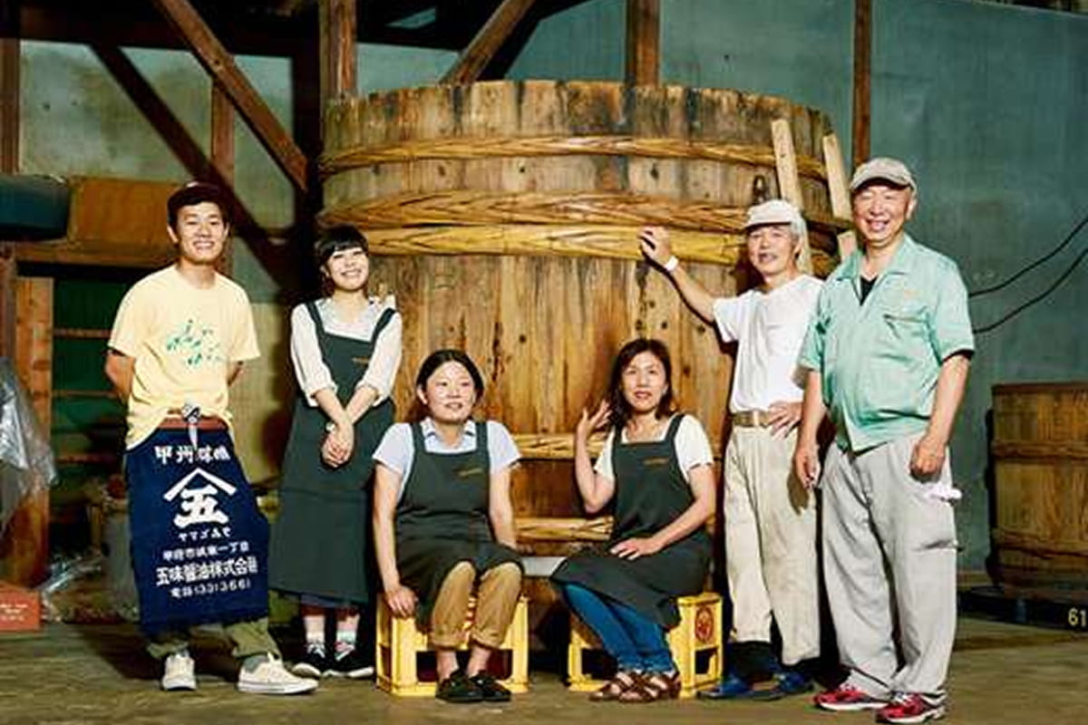 五味醤油6代目の五味仁さんとスタッフ画像