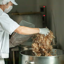 だし工場鰹節投入のイメージ