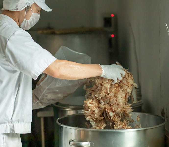 だし工場鰹節投入のイメージ