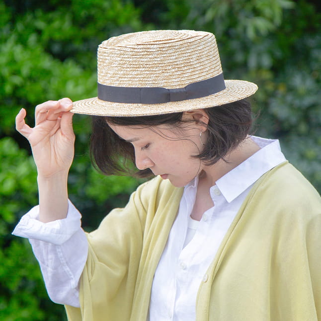 コーディネートのワンポイントになる帽子、「カリマ」着用イメージ