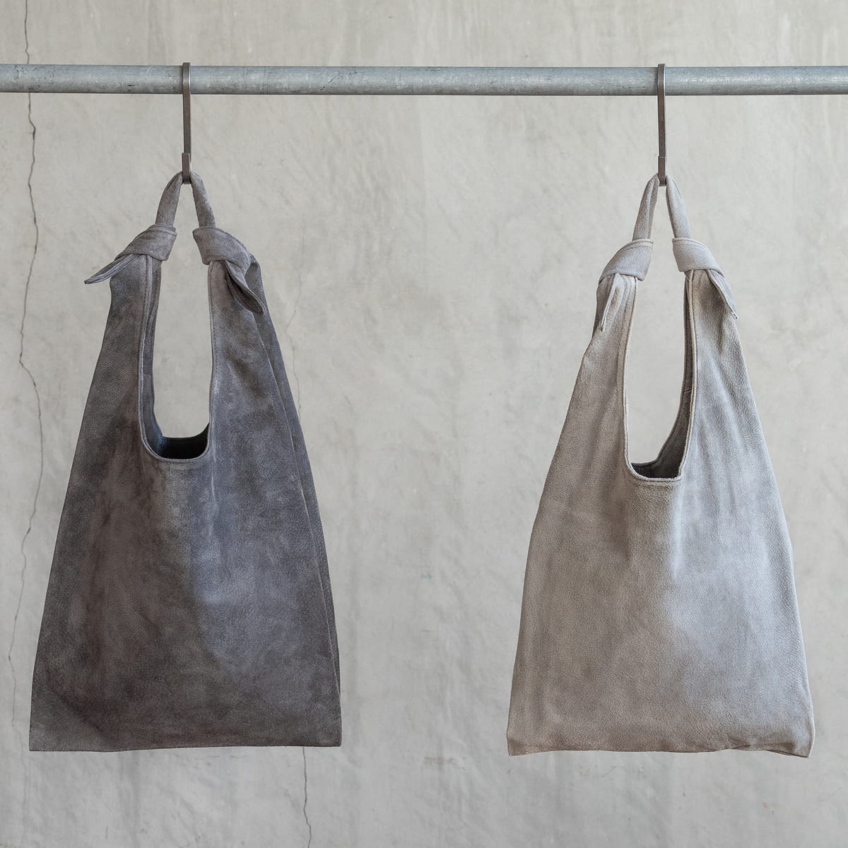 洗濯を繰り返し、洗い晒しの風合いが増した革製品の画像