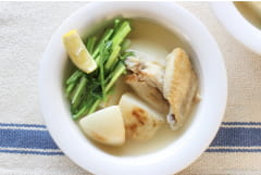 かぶと手羽先のナンプラースープ