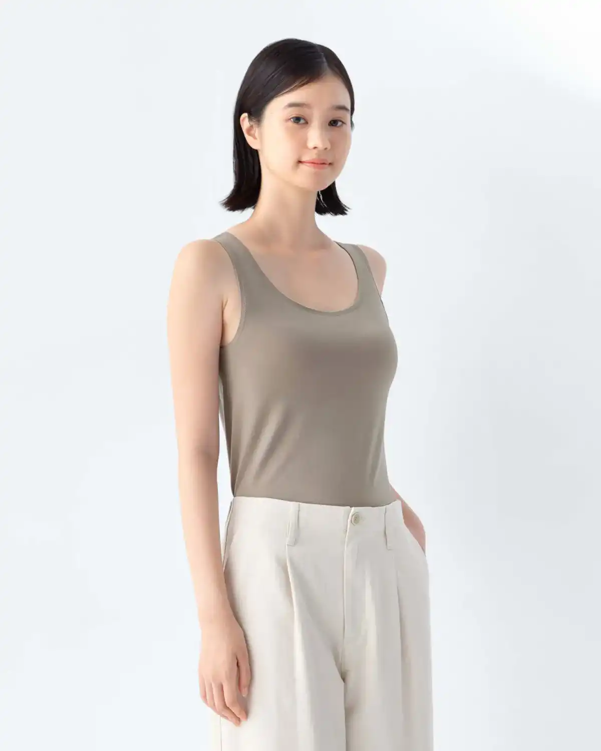 婦人 なめらかブラタンクトップの着用イメージ