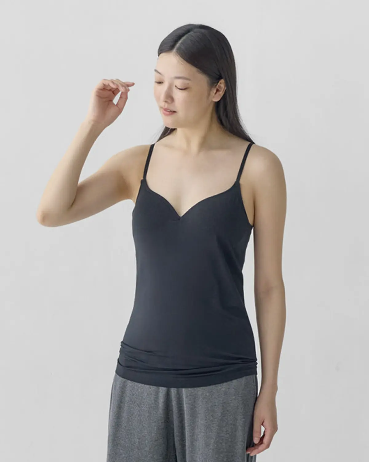 婦人 なめらかブラタンクトップの着用イメージ