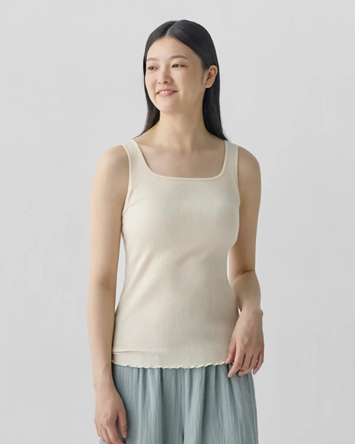 婦人 なめらかリブブラタンクトップの着用画像