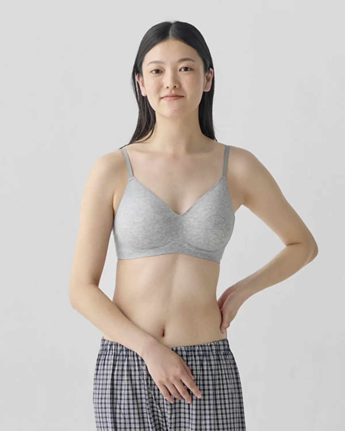 婦人 ノンワイヤー 体にあわせて支えるブラジャーの着用イメージ