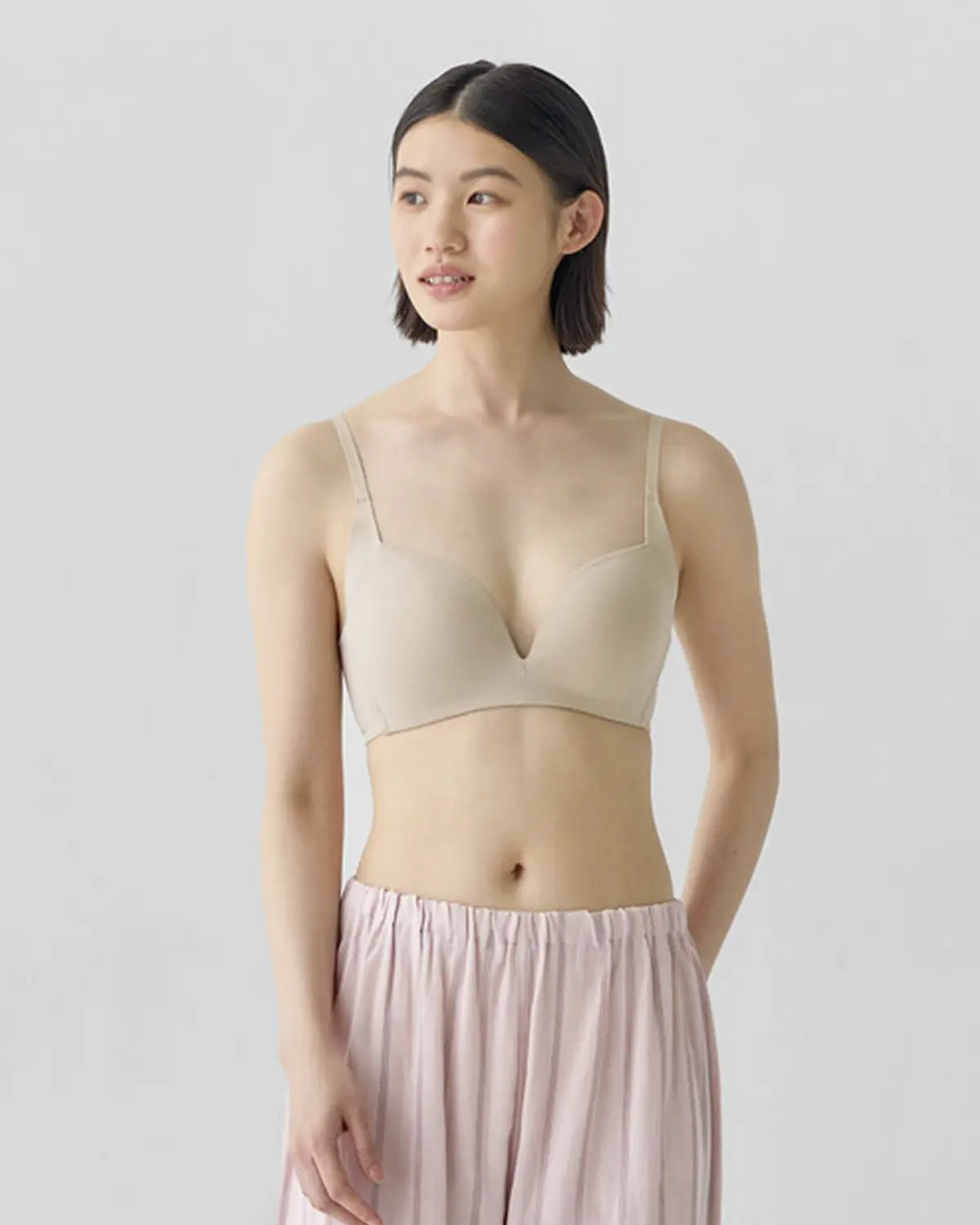 婦人 ノンワイヤー胸の形を整えるブラジャーの着用イメージ