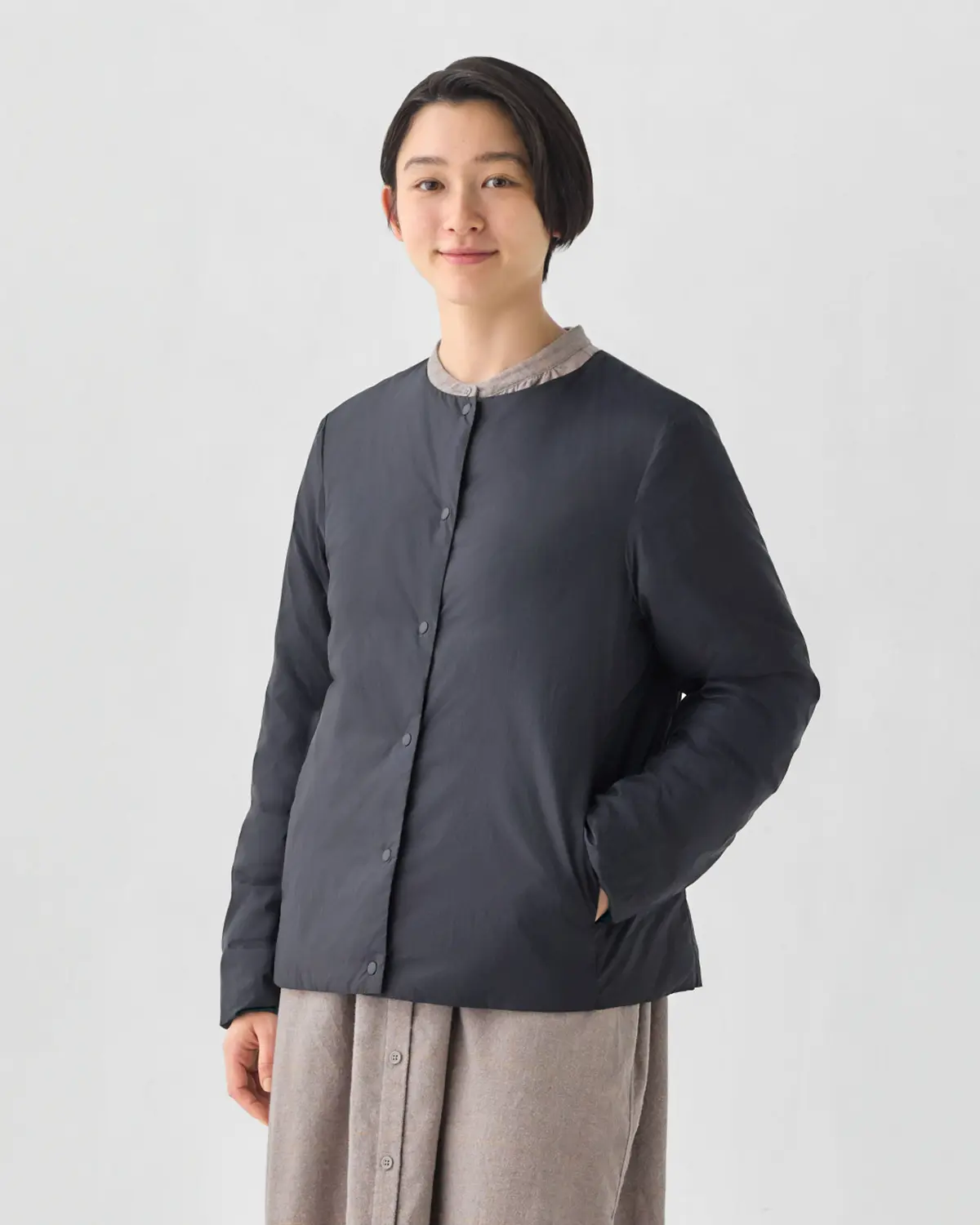 婦人　軽量ダウンポケッタブルノーカラージャケット