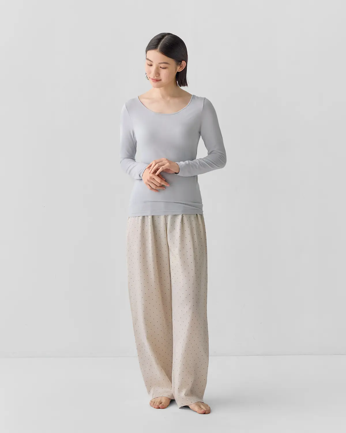 着るスキンケアインナー 婦人 長袖Tシャツインナーの着用イメージ2