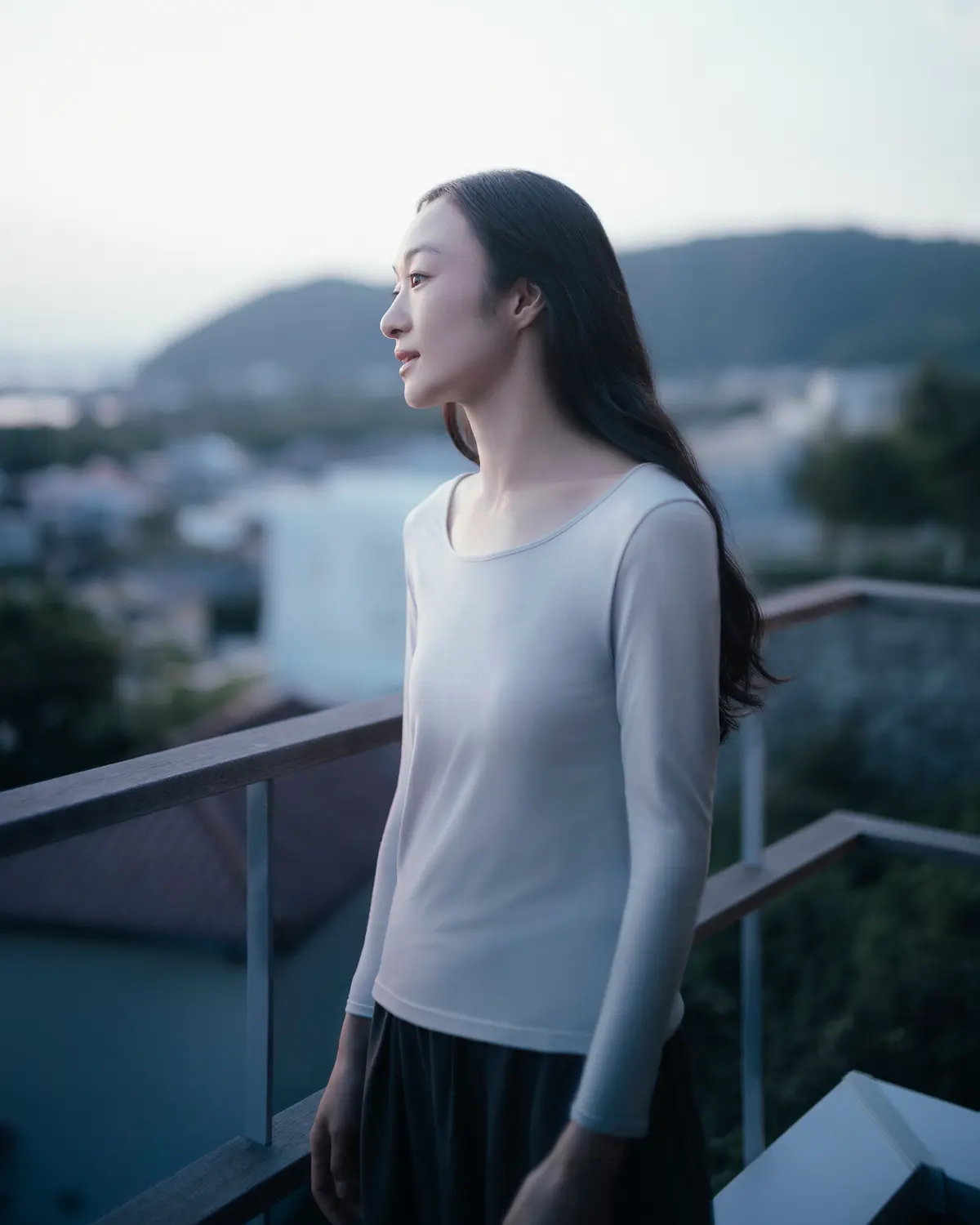 着るスキンケアインナー 婦人 長袖Tシャツインナーの着用イメージ1