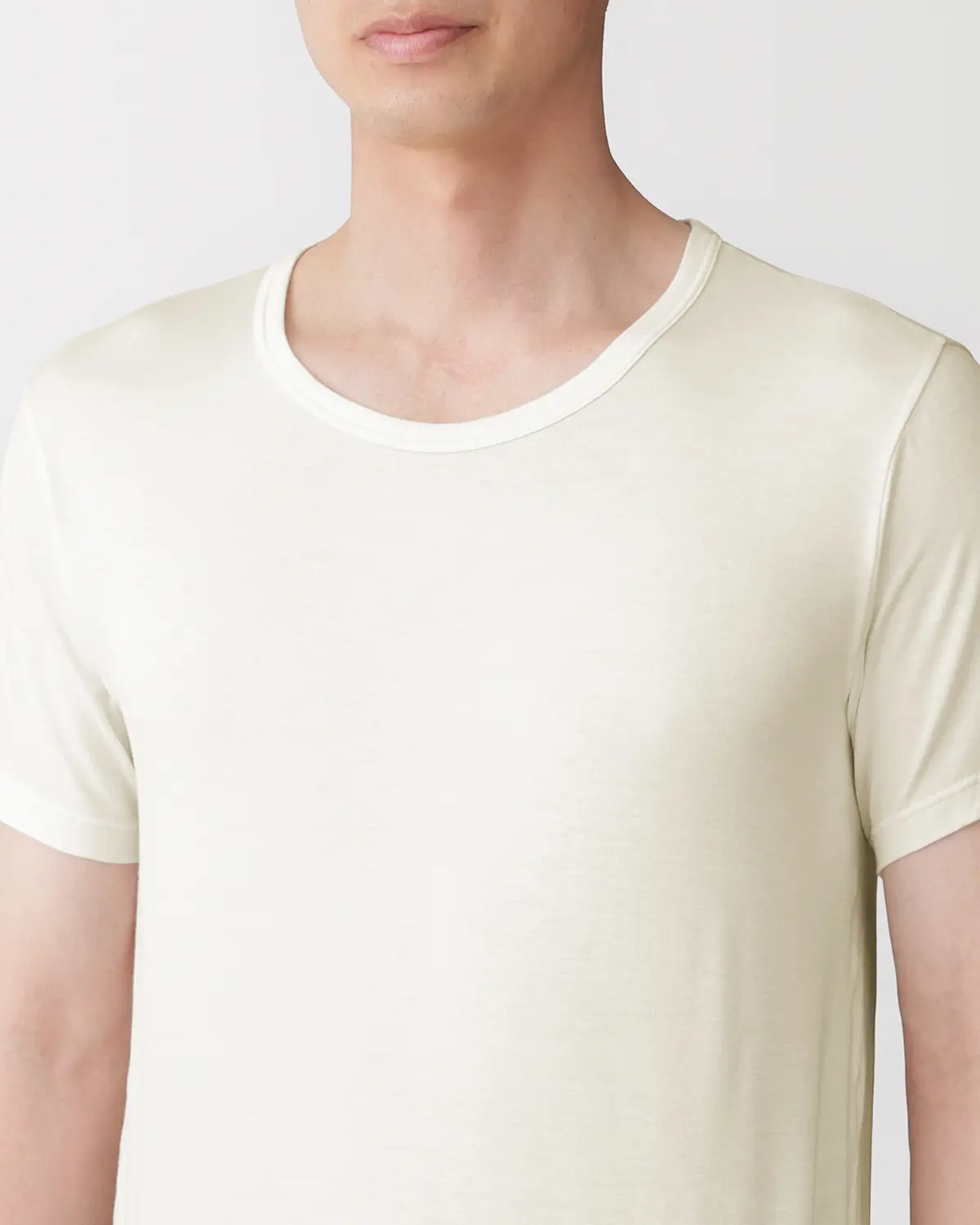 着るスキンケアインナー 紳士 半袖Tシャツインナーの着用イメージ2