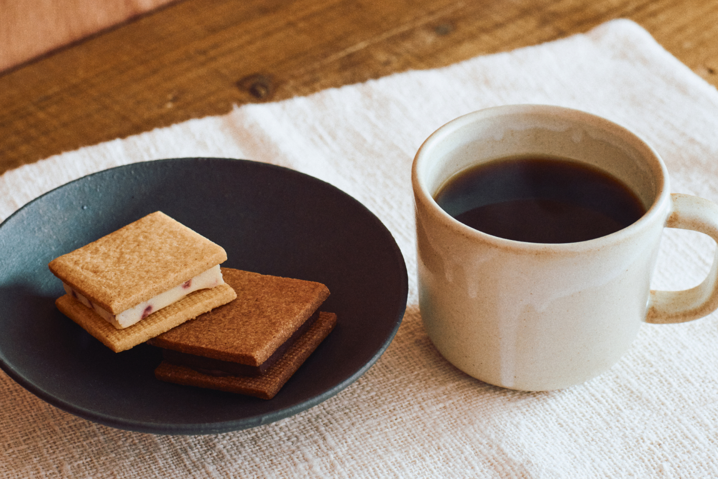 器に盛り付けられたチョコレート菓子とカップに入ったコーヒーの画像