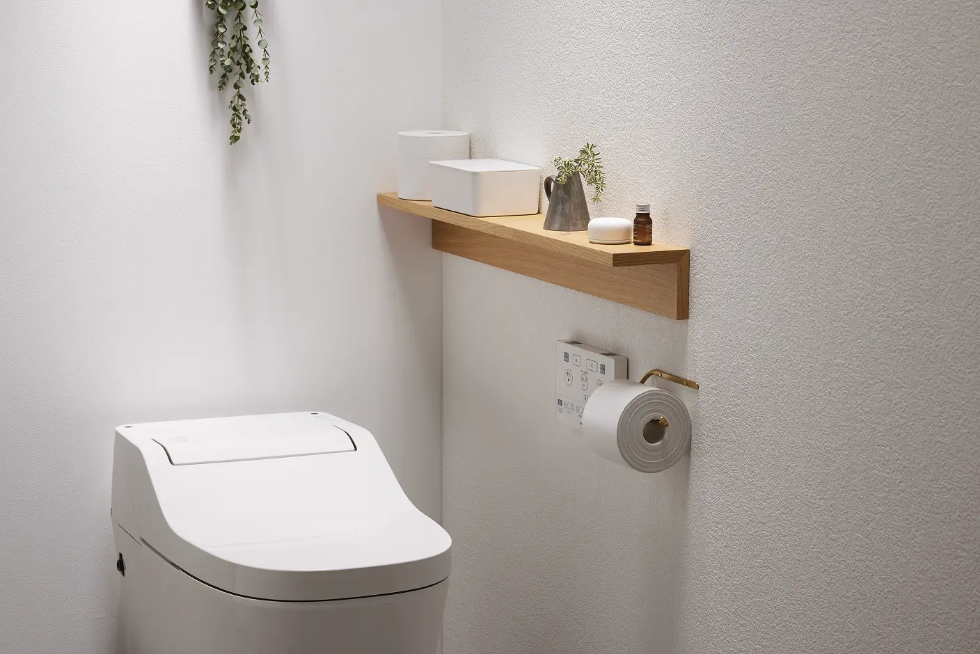 壁に付けられる家具棚をトイレの小物置き場として使う様子。