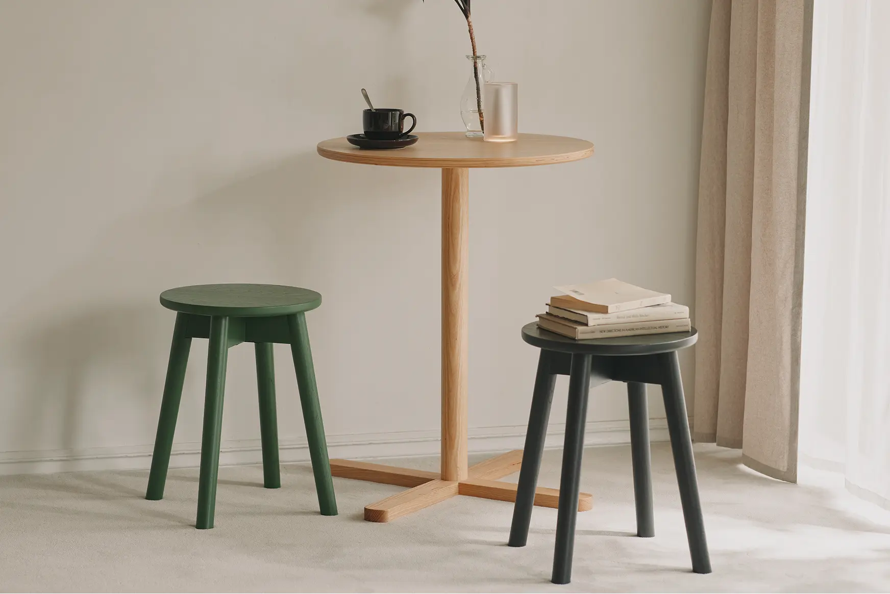 部屋にカフェテーブルを置いて使うイメージ。