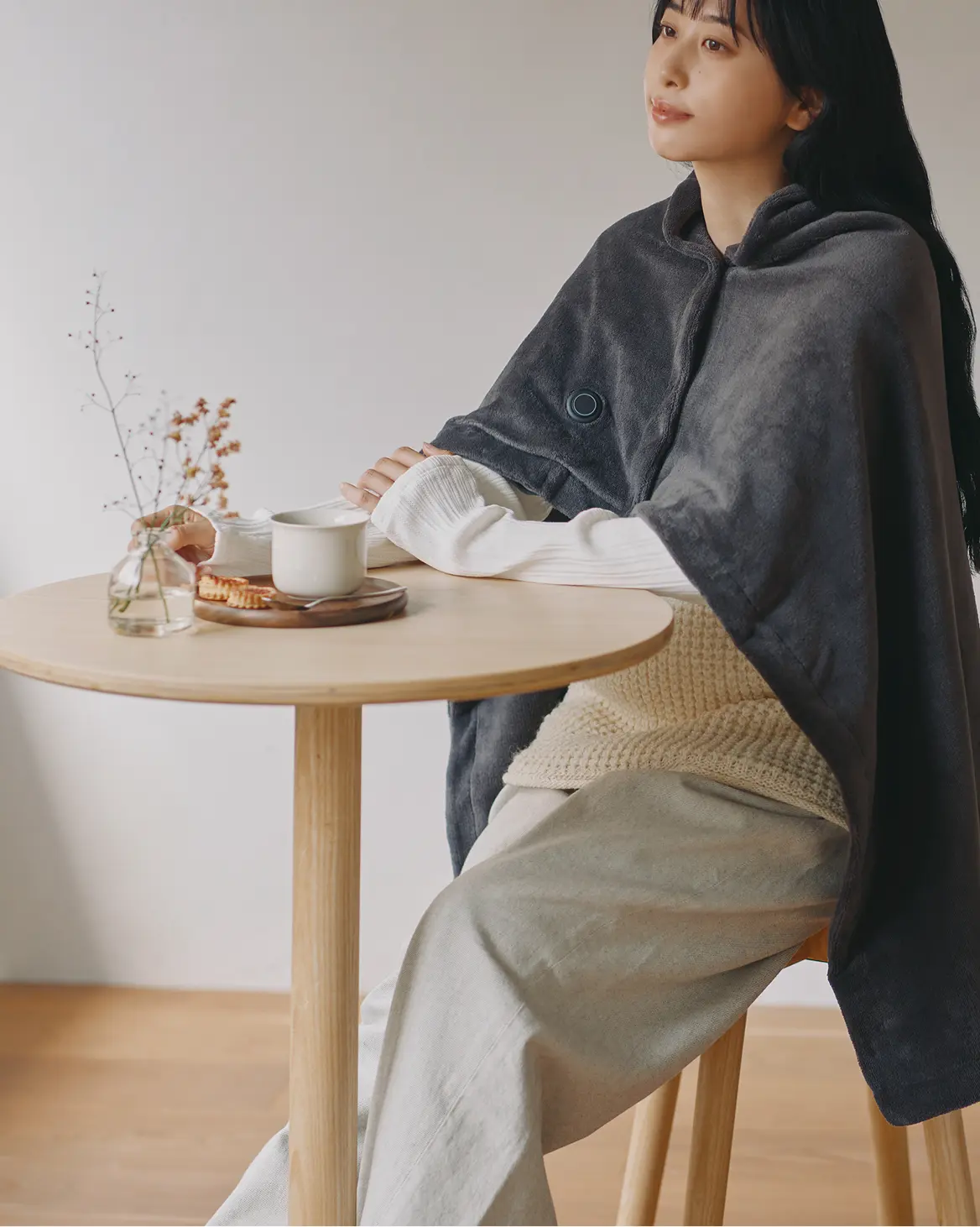 カフェテーブルを使う女性のイメージ。