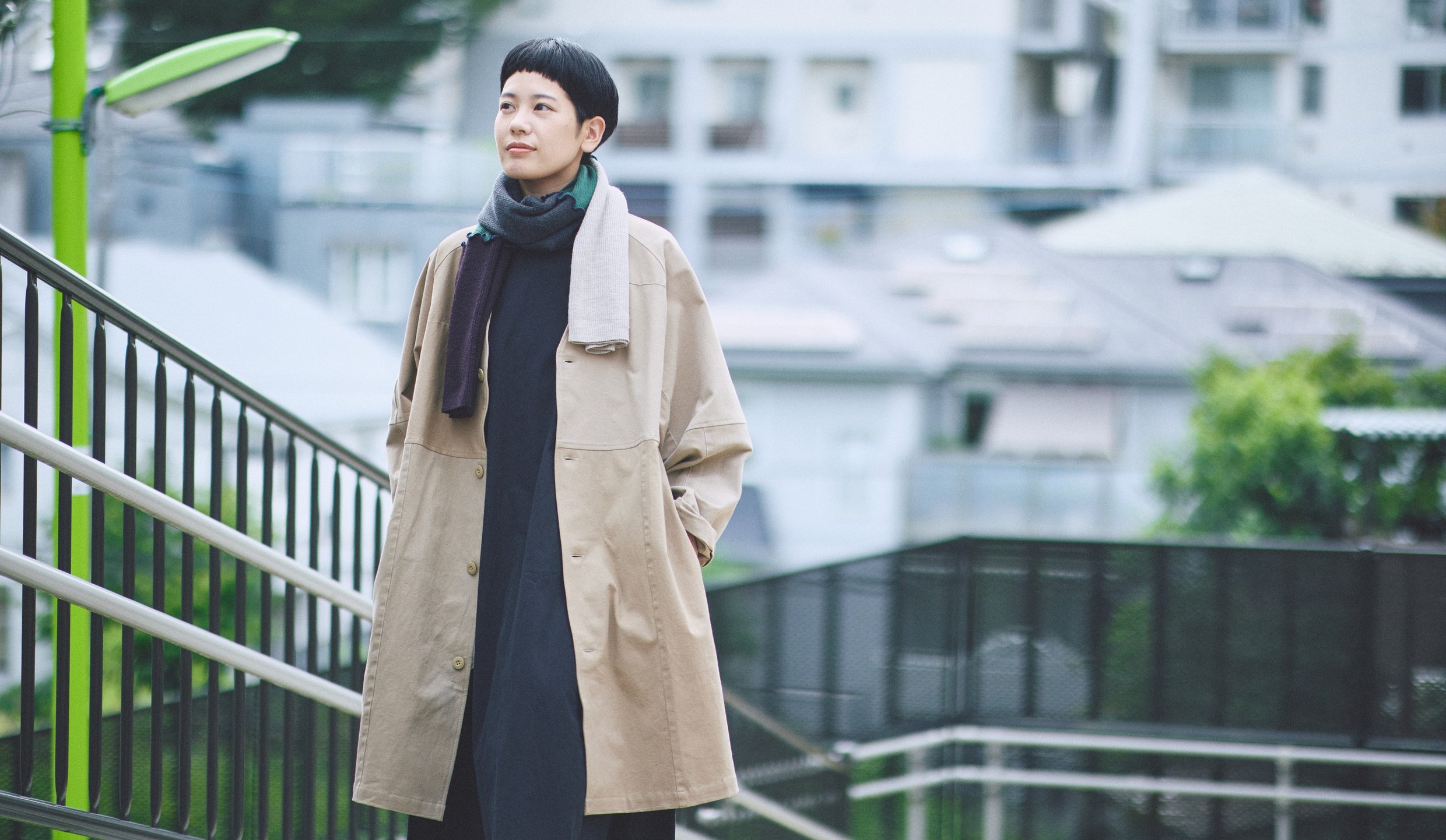 つながる服のコートに、染めなおした服のワンピースとつながる服のマフラーを合わせた装い。