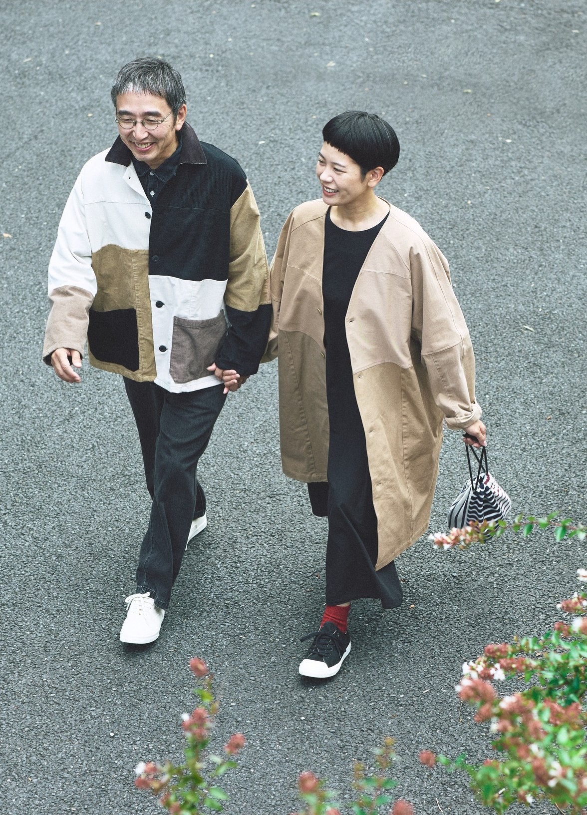 つながる服と染めなおした服を合わせて歩くふたり。