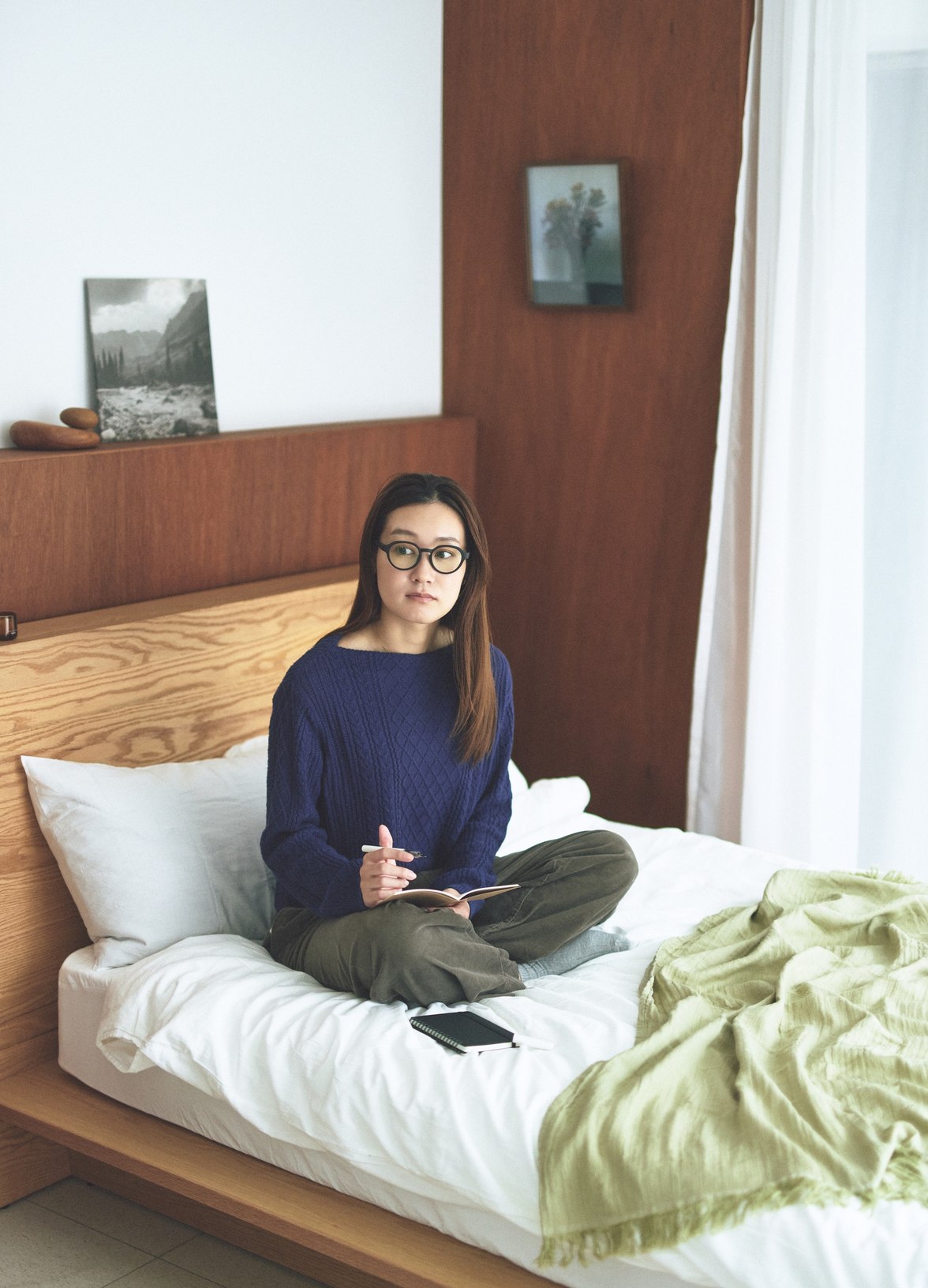 染めなおした服のトップスを着て、ベッドでくつろぐところ。