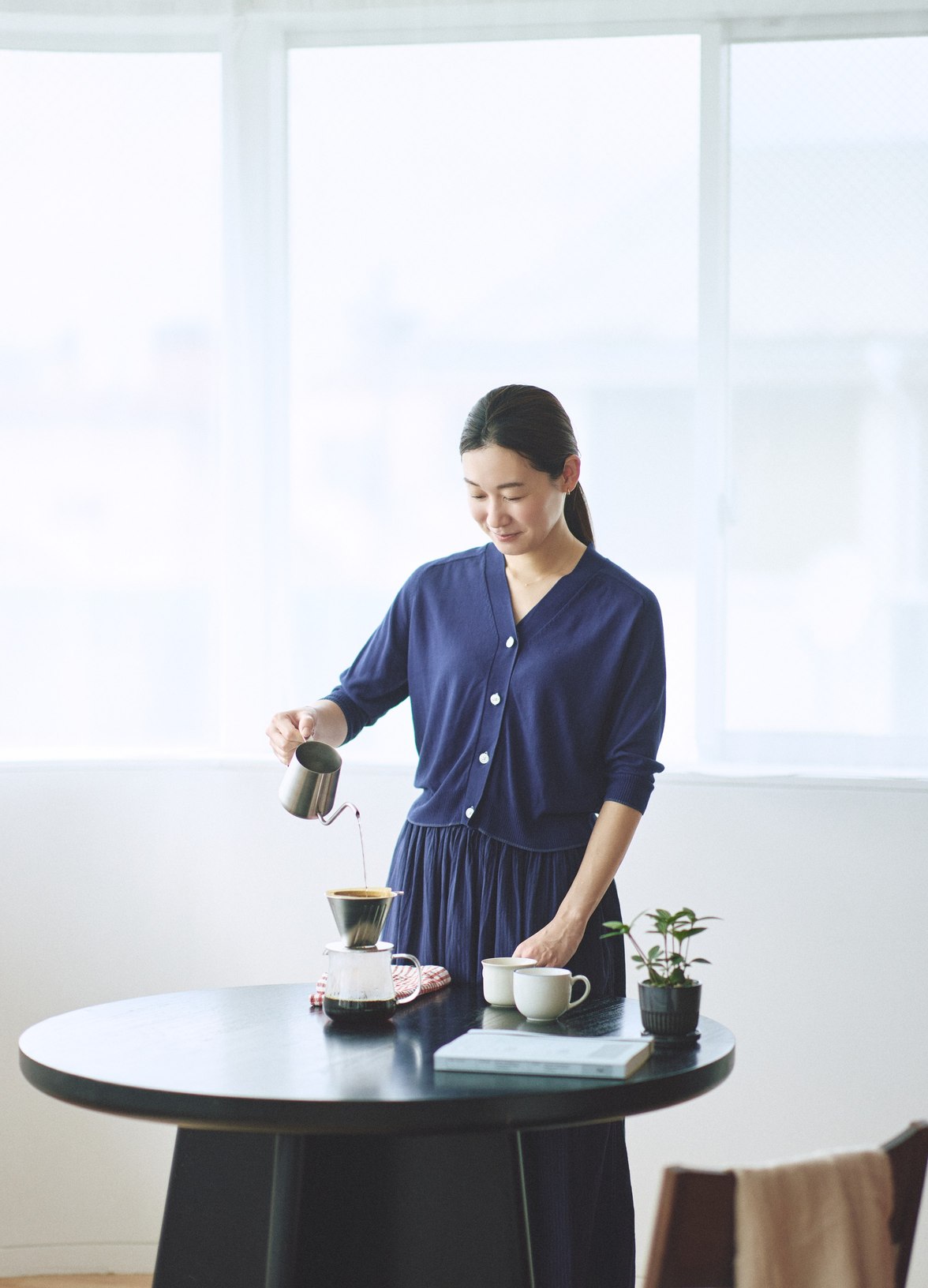 染めなおした服を着て、窓辺でコーヒーを淹れるところ。