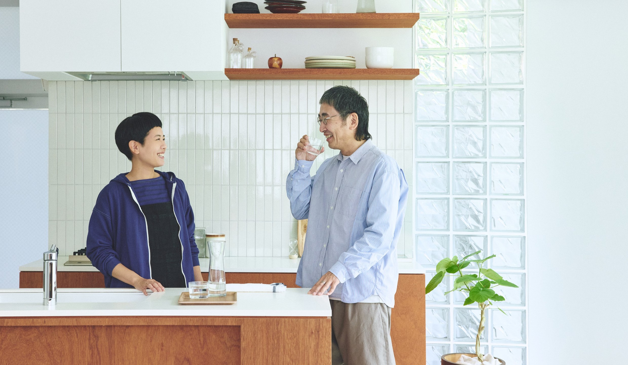 染めなおした服とつながる服を着たふたり。キッチンでの会話。
