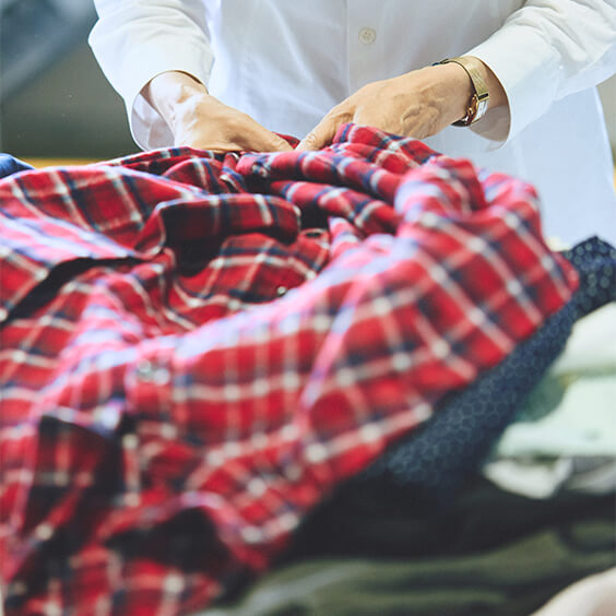 柄の服は、染め直すと元の柄がネイビーや黒に透けて見えるユニークな一着になります。