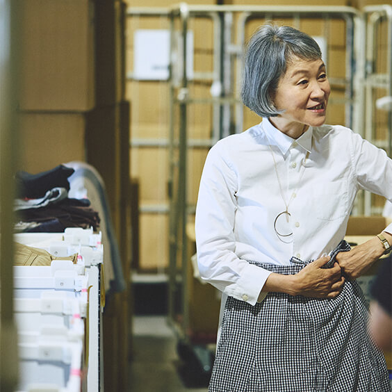 回収された服を体に合わせながら、「このスカートなんて、まだ全然かわいく着られそうよね？」と須藤さん。