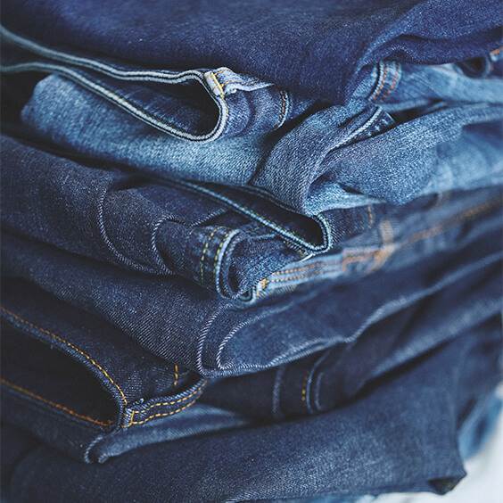 状態の良いデニムパンツは「洗いなおした服」として店頭に並びます。