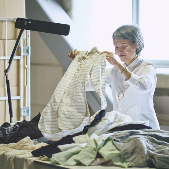 回収された服にはさまざまな時代の無印良品の服が集まります。