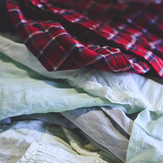 状態は良いけれど小さなシミや色褪せのある綿100%の服は、「染めなおした服」に生まれ変わります。