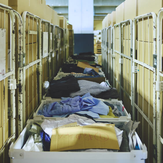 分けられた服は、「洗いなおした服」「染めなおした服」「つながる服」それぞれの工場や工房へ出荷を待ちます。