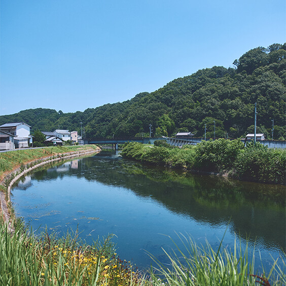工場があるのは、のどかな風景が広がるなかにジーンズづくりにまつわる工場が集まっている地域。