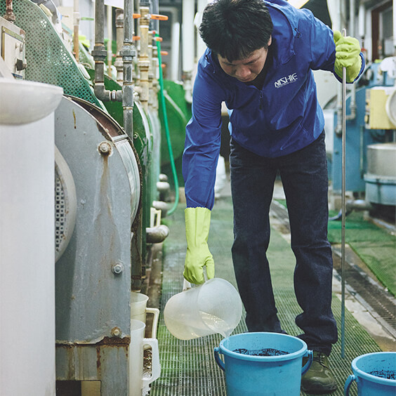 染料を調合し、お湯で溶かします。溶かしたものを機械に入れて、染めます。