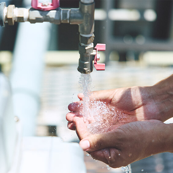 この工場では水のリサイクルに取り組んでいます。処理を施した水は飲料可能なレベルに。