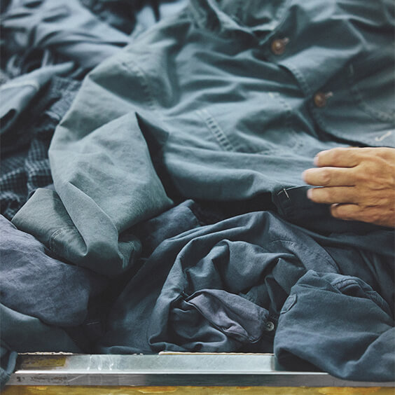 乾燥を終えたばかりの「染めなおした服」、色はグレー。